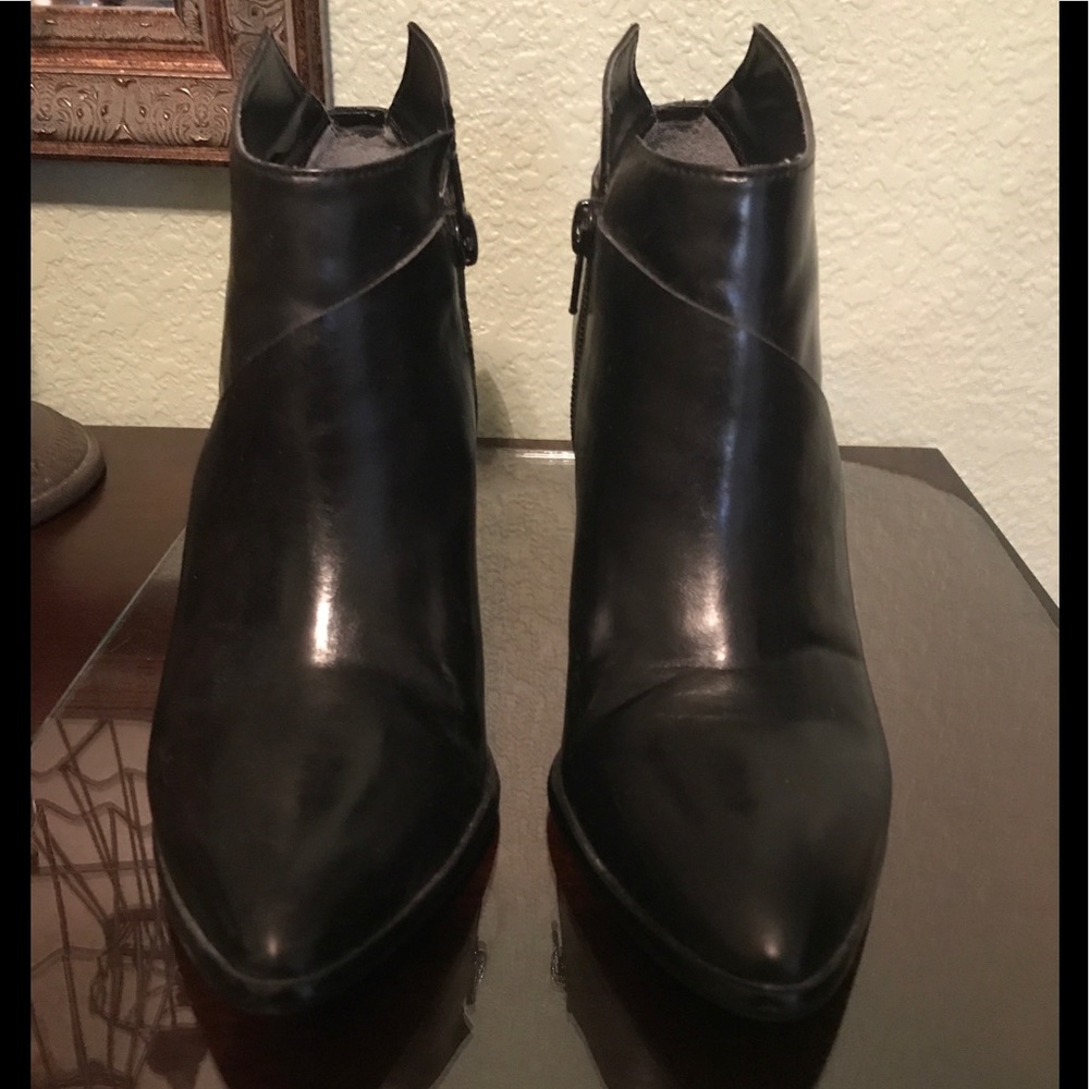 Fabulous, trendy Carlos Santana booties! 😱